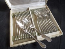 CHRISTOFLE MALMAISON COFFRET 12 COUVERTS A POISSONS METAL ARGENTE TRES B ETAT
