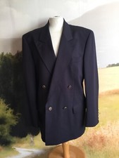 Superbe veste croisée 100 % laine Louis Féraud taille 44 en parfait état.