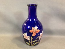 Ancien vase ou bouteille en verre bleu déco de fleur émaillé vintage