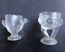 2 coquetiers en verre soufflé épais, bulles,  anciens, avec poule et pélican