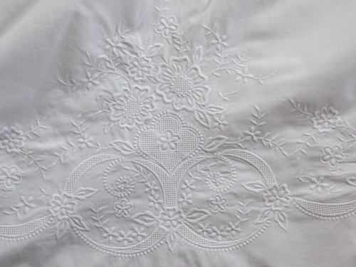 Drap brodé retour - +,