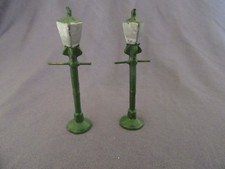 599F Vintage 2 Lampadaires Vert H 6,8 cm Jouet Ancien en Zamak Repeint