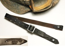 JUGULAIRE CASQUE ALLEMAND "GUSTAV REINHARDT BERLIN 1937" cuir brun, boucle acier