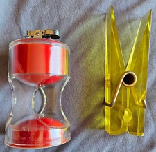 Lot vintage en plexiglass et métal : Pince à courriers jaune et Briquet de table