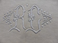 Drap écru brodé blanc