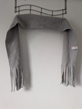 Écharpe grise avec grandes franges 100 % polyester L 123 cm L 14,5 cm