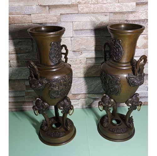 Une paire vases ou - paire, de