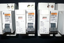 ANCIEN SERIE DISJONCTEUR DIFFERENTIEL 15A 30mA. MERLIN GERIN 15 AMPERES PC.4,5KA