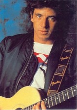 Carte Postale Postcard Chanteur Patrick BRUEL Assis avec une guitare