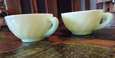 2 Tasses Opaline vert Amande / Publicitaire Huilor " Dulcine"