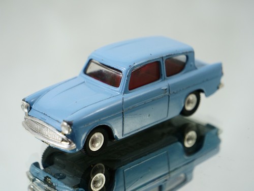 Spot 213 ford anglia - spot-on,