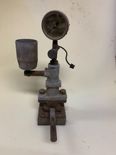 Ancienne pompe à tarer les