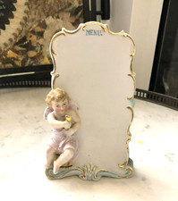 ancien porte menu porcelaine / biscuit 16,5cm Décor angelot Ange Putti Nom Table
