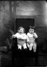 Portrait studio deux petits enfants - 2 ancien négatif photo verre an. 1940