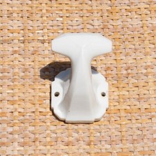 Ancienne patère murale en faïence blanche