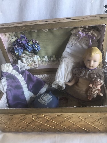 Poupée ancienne dans son - dans,