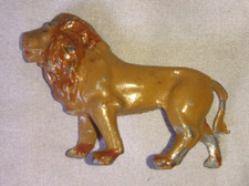 ANCIENNE FIGURINE QUIRALU SERIE AFRIQUE UN LION 1950 en aluminium FRANCE