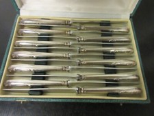 12 couteaux fromage /dessert métal argenté Louis XVI.