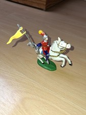 CAVALIER CHEVAL MOYEN AGE CHATEAU  PORTE DRAPEAU STARLUX ? ELASTOLIN ? AUTRE ?