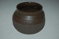 Ancien Vase sculpté dessiné , 8.3cm pot , terre cuite