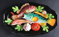 Vallauris, plat ovale Trompe l’œil « Rascasse, poissons, légumes » 37 x 24 cm
