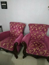 Une paire de fauteuils en bois