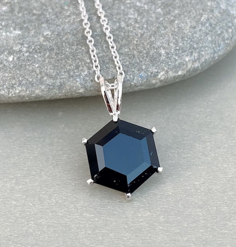 Collier hexagone pierre