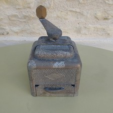 Ancien moulin à café Peugeot