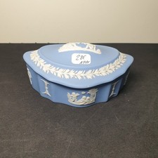 wedgwood boîte ovale décor à l'antique 