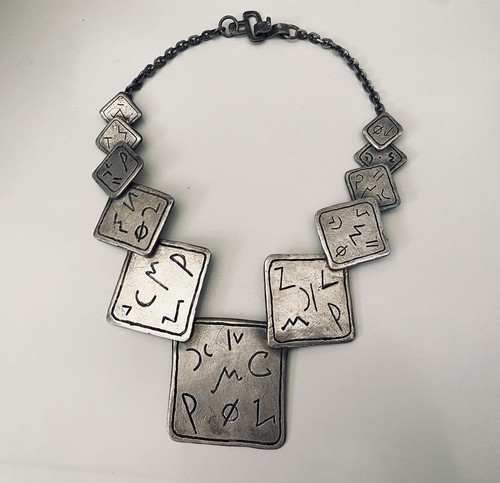 Collier brutaliste oversize