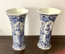 DELFT - PAIRE DE VASES CORNETS EN FAIENCE A DÉCOR D'OISEAUX