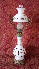 ancienne lampe à pétrole en opaline overlai