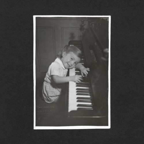 Fille appuyée clavier piano