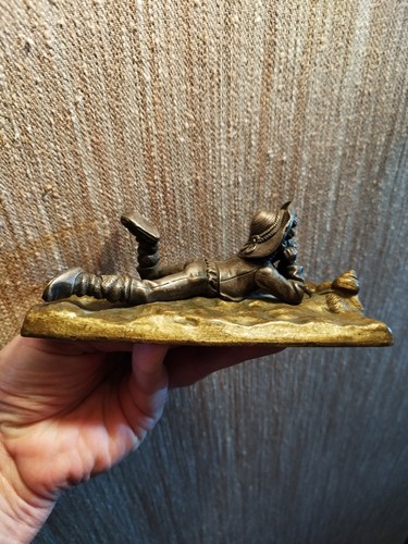 Statuette enfant allongé - statuette,