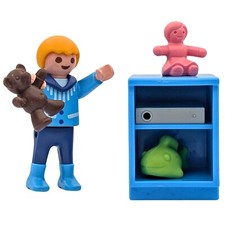 Figurine enfant bleu table