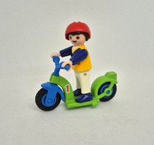 TROTTINETTE VERTE ET BLEUE AVEC ENFANT CASQUE ROUGE PLAYMOBIL...