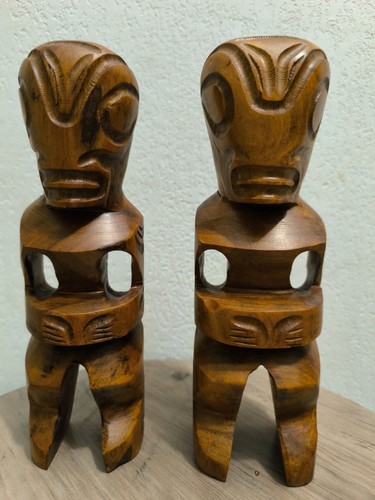 Lot deux sculptures tiki en - deux,