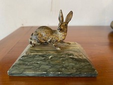 BRONZE DE VIENNE XIXeme LIEVRE A L'AFFUT SIGNE SOUS LE VENTRE ET SUR SOCLE
