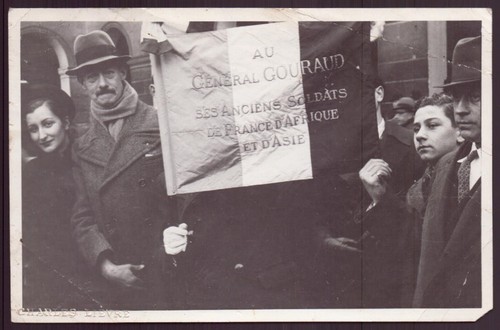 Photo pancarte au général - , "