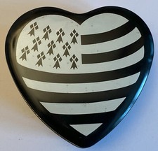 Boîte en métal en forme de cœur avec dessus le drapeau Breton ( LE GWENN HA DU )