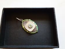 Joli pendentif ovale vert sans chaîne sur métal argenté de marque RÉMINISCENCE 