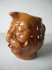 Ancien pichet anthropomorphe