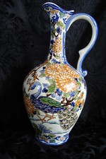 Vase aiguière en faïence de Gien, décors japonisant,oiseaux paon et grue ,fleurs