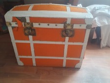 Malle de voyage ancienne à rénover, fermeture et rivets en cuivre. 