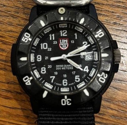 Montre quartz luminox noire - à,