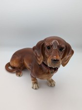 Sculpture de chien marron en