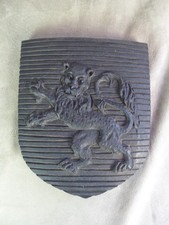 BLASON AU LION en bois noirci