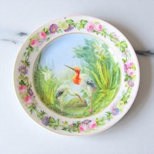 Paris ou Limoges. Plat en porcelaine à décor polychrome d'échassiers, XIXe