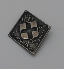 INSIGNE BOUTONNIERE FGSPF 26 JUIN 1932 CONCOURS DE LA FRETTE METAL ARGENTE