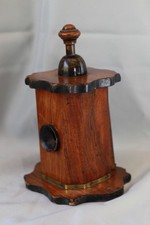 Coupe cigare de table en forme de kiosque en bois